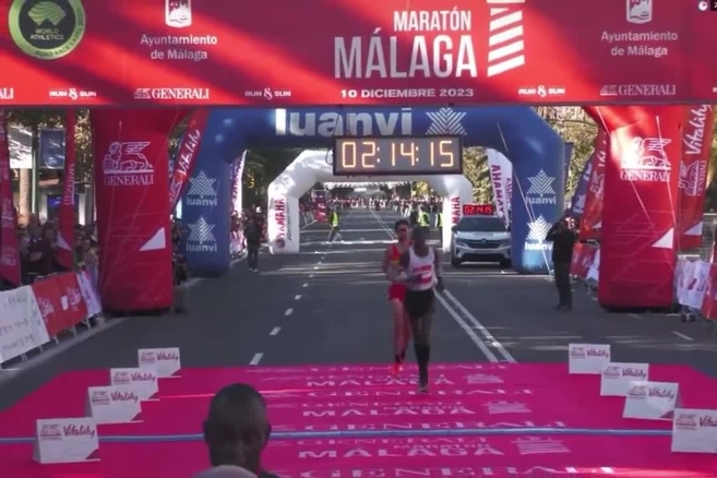Atletismo: Renuncia a su premio en el Maratn de Mlaga para ayudar a otro atleta
