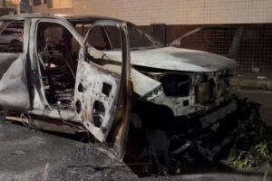 Hinchas del Santos queman el auto de Stiven Mendoza tras el descenso
