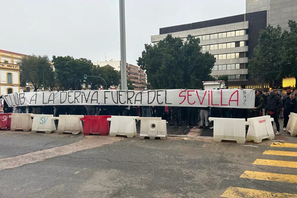 Sevilla FC: Protesta del sevillismo antes de la Junta de Accionistas