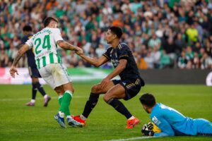 Real Madrid: La visita de Bellingham al vestuario del Betis: charla, camisetas y cercana