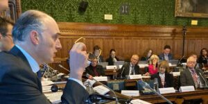 Reino Unido acusa a Rusia de ciberespionaje a políticos y medios británicos, y convoca a su embajador