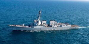 Estados Unidos hunde tres barcos hutíes que atacaron un portacontenedores en el mar Rojo
