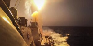Los hutíes reivindican el ataque a un destructor de EE.UU. y un carguero de bandera británica en el mar Rojo