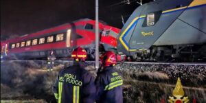Al menos 17 heridos tras la colisión de dos trenes en Italia