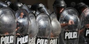 Milei encara las primeras protestas de los piqueteros en las calles: «El que corta, no cobra»>