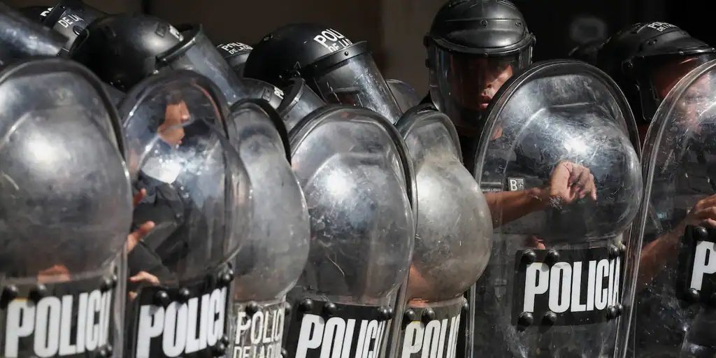 Milei encara las primeras protestas de los piqueteros en las calles: «El que corta, no cobra»>