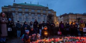 La Facultad de Artes de Praga, escenario de un tiroteo en el que murieron 15 personas, cerrada hasta febrero