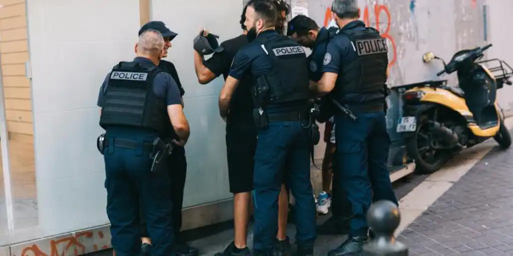 Gánsteres adolescentes y yihadistas en Francia: «Entre ir al instituto o pegarle un tiro a un vejete por 9.000 euros, lo tenía claro»>
