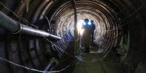 cuatro kilómetros de longitud y 50 metros de profundidad