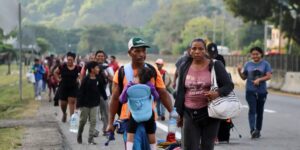 Más de 10.000 personas salen de México hacia EE.UU. en la mayor caravana de migrantes del año