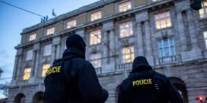La Policía checa aumenta la vigilancia en las calles de Praga tras el tiroteo masivo en una universidad