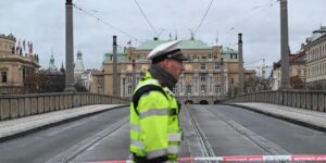 Varios muertos y decenas de heridos en un tiroteo en Praga