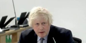 Boris Johnson pide disculpas a las víctimas del Covid «por el dolor y las pérdidas»