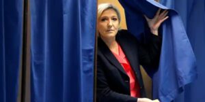 Le Pen lucha por borrar la etiqueta de extrema derecha para ganar el Elíseo