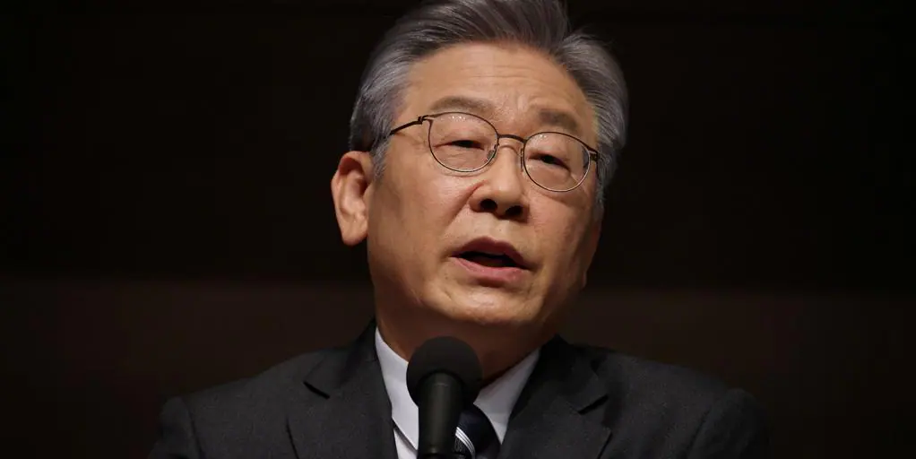 Apuñalan en el cuello al líder de la oposición de Corea del Sur, Lee Jae-myung