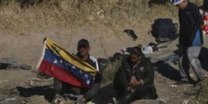 López Obrador llega a un acuerdo con Maduro para deportar por vía aérea a migrantes venezolanos