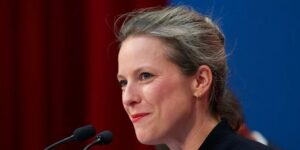 La Francia Insumisa publica su propuesta para destituir a Macron por negarse a designar a Castets como primera ministra