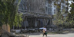 Al menos tres muertos en un ataque ruso en la ciudad natal de Zelenski mientras Rusia intercepta más de 100 drones ucranianos