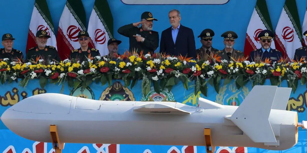 Irán presenta un renovado dron kamikaze y un nuevo misil en medio de la creciente tensión en Oriente Próximo