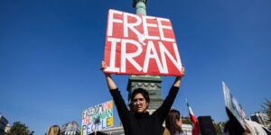 Un parte de Irán se quita el velo dos años después de la muerte de Amini