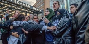 El ataque de Irán causa gritos de júbilo y agresiones a la Policía en una marcha propalestina de Berlín