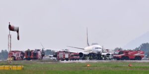 Evacuan un avión de Ryanair con 184 pasajeros por un incendio en el motor en el sur de Italia
