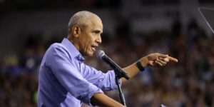 Obama ataca a Trump y exige a los hombres negros que se dejen de «excusas» y voten a Kamala Harris