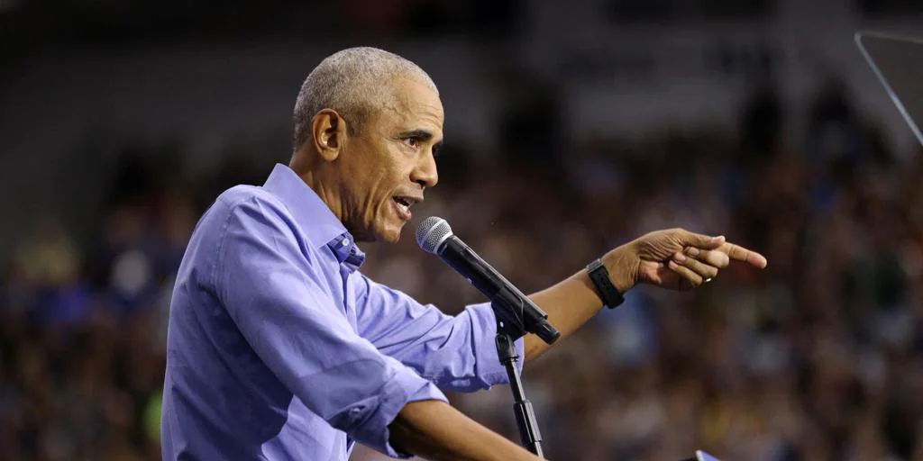 Obama ataca a Trump y exige a los hombres negros que se dejen de «excusas» y voten a Kamala Harris