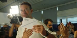 Stéfanos Kaselakis presenta su candidatura a las primarias de Syriza en una Grecia sin oposición fuerte