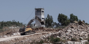 Una excavadora militar israelí derriba una torre de observación de los ‘cascos azules’ en el sur de Líbano