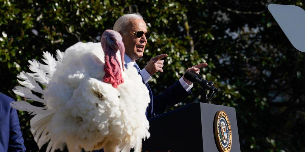 Biden indulta a los pavos Peach y Blossom en el evento final de Acción de Gracias