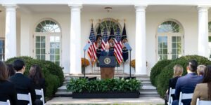 Biden reaparece y dice que colaborará con el relevo de Trump