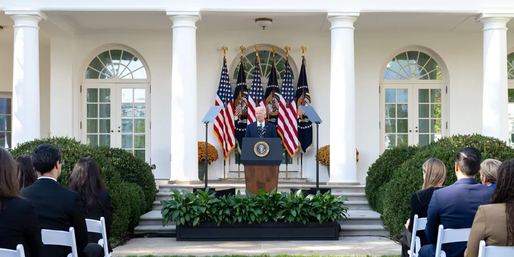 Biden reaparece y dice que colaborará con el relevo de Trump