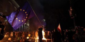 Fuertes disturbios en Georgia tras la decisión del Gobierno de posponer las conversaciones con la UE hasta 2028