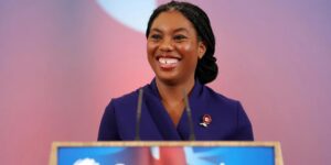 Kemi Badenoch, la mujer que sería capaz de cruzar la calle para iniciar una pelea