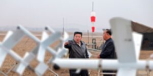 Kim Jong Un ordena priorizar una «producción masiva» de drones kamikaze