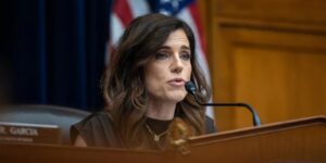 Una senadora republicana quiere impedir que una legisladora trans use el baño de mujeres