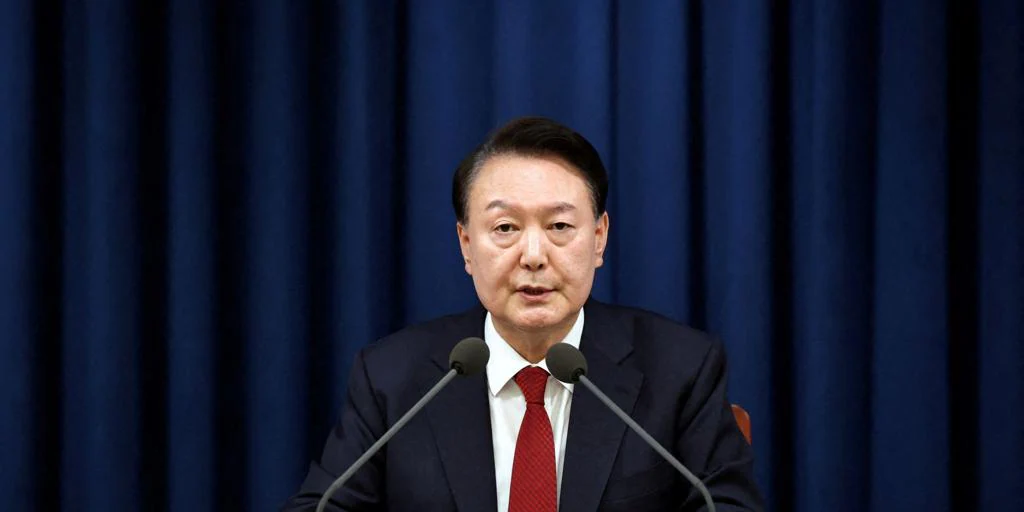 Corea del Sur prohíbe al presidente Yoon Suk Yeol salir del país mientras se le investiga por insurrección