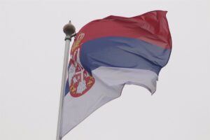 Decenas de personas salen a las calles en Serbia exigiendo reformas políticas y judiciales