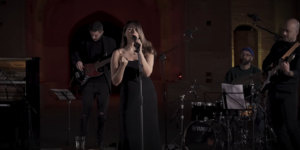 Detenida una cantante iraní por compartir en internet una actuación sin pañuelo en la cabeza y los hombros al descubierto