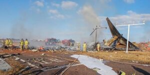 El avión desliza por la pista y choca contra una valla, provocando una violenta explosión