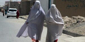 El líder talibán prohíbe las ventanas que den a viviendas donde pueda haber mujeres