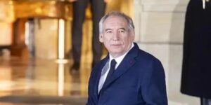 El primer ministro de Francia propone un Gobierno de coalición sin los partidos de Le Pen y Mélenchon
