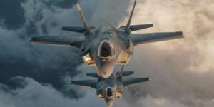 Elon Musk siembra la discordia al sugerir que podría reemplazar los cazas F-35 por drones controlados por IA