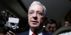 Ingresado por un infarto un testigo clave en el juicio contra el expresidente colombiano Álvaro Uribe