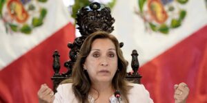 La presidenta de Perú confirma que se operó la nariz en secreto y denuncia que busquen su destitución con «leyendas mediáticas»