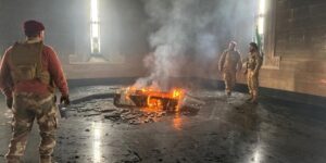 Los rebeldes sirios prenden fuego a la tumba del padre de Bassar al-Assad en el mausoleo familiar