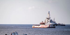 más de un centenar de inmigrantes durante 20 días en altamar y un juicio a Salvini
