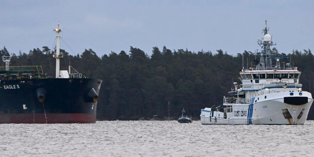 Finlandia retiene a siete tripulantes del petrolero fantasma ruso que destruyó el cable Estlink 2