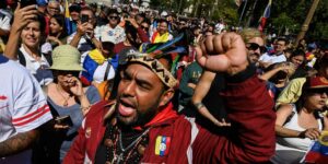 «Maduro tiene los días contados», gritan exiliados venezolanos en la Plaza de Mayo de Buenos Aires